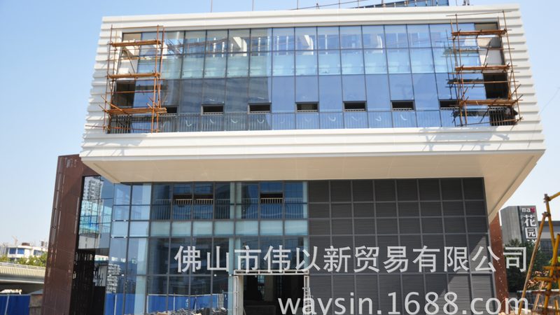 别墅门窗的安装工艺要求严格，以下是一些关键步骤：